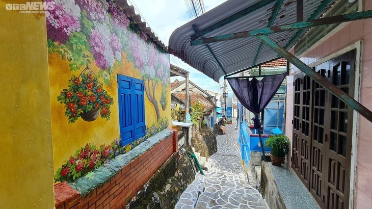 Красивые фрески в деревне Ньонли в городе Куиньон провинции Биньдинь - ảnh 14
