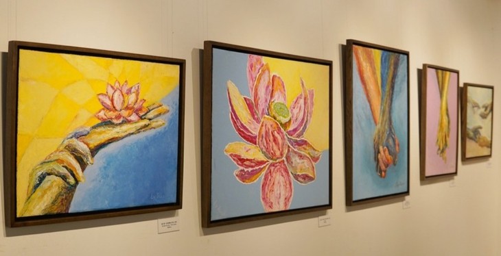 Выставка «Многоцветье» - изобилие оттенков цвета - ảnh 2