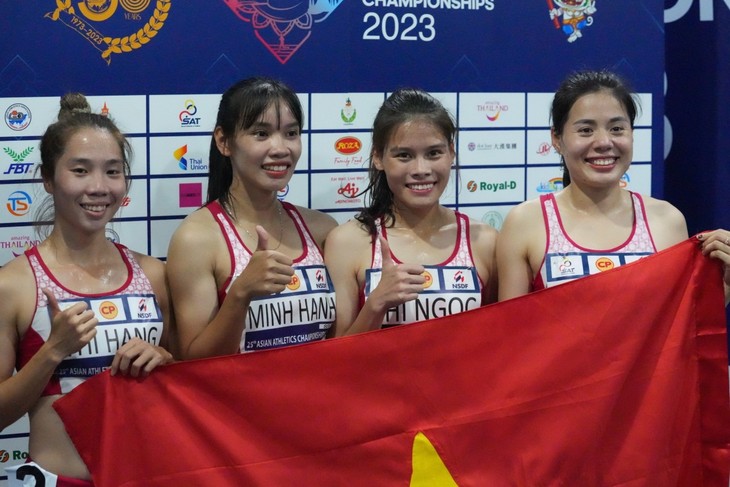 Награждение вьетнамских «золотых девушек» на чемпионате Азии по легкой атлетике 2023 года  - ảnh 1