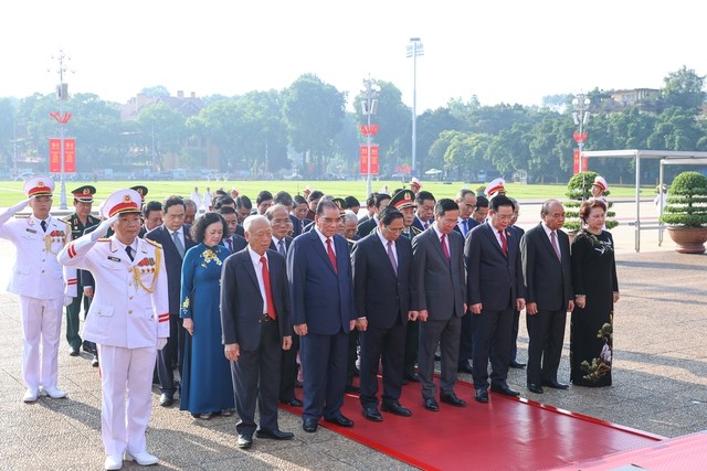 Руководители партии и государства Вьетнам посетили мавзолей президента Хо Ши Мина - ảnh 1