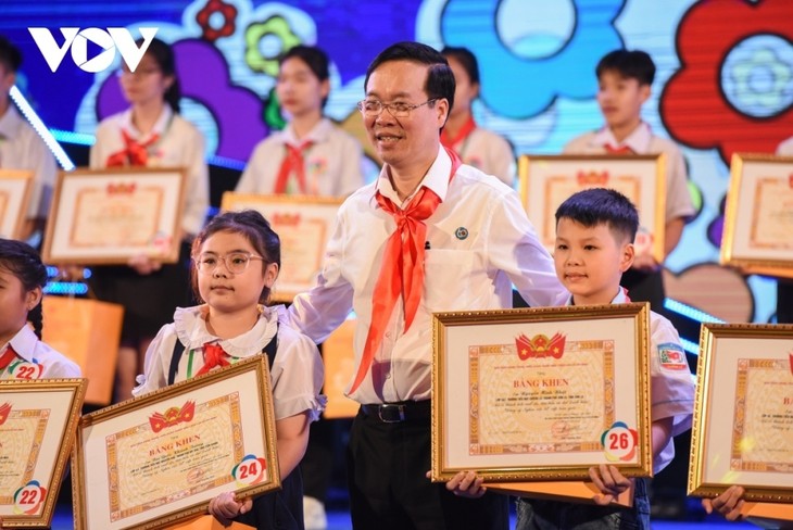 Президент Во Ван Тхыонг принял участие в программе Фестиваля середины осени 2023 года на тему «Фонари освещают мечты» в Биньфыоке - ảnh 1