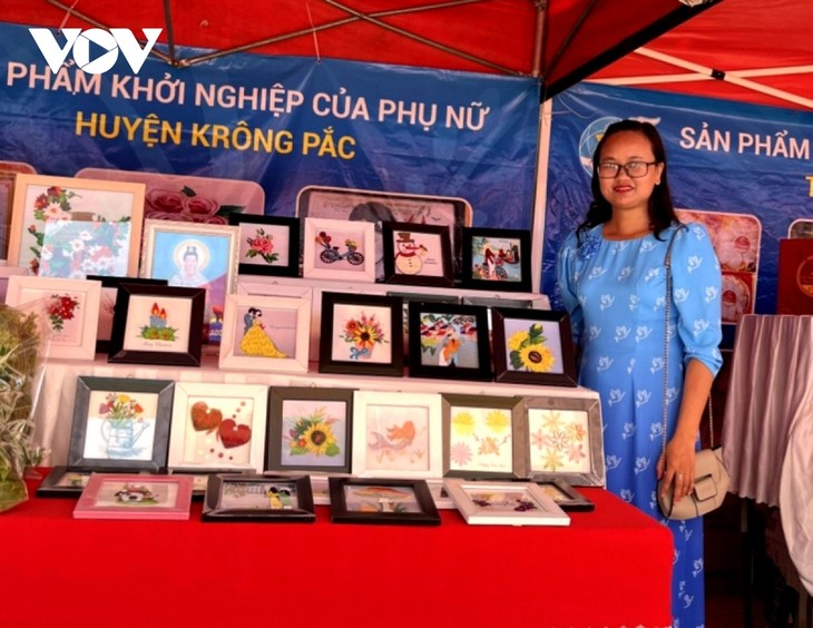 Ле Тхи Муй – женщина, открывшая бизнес по изготовлению картин в технике квиллинг - ảnh 2