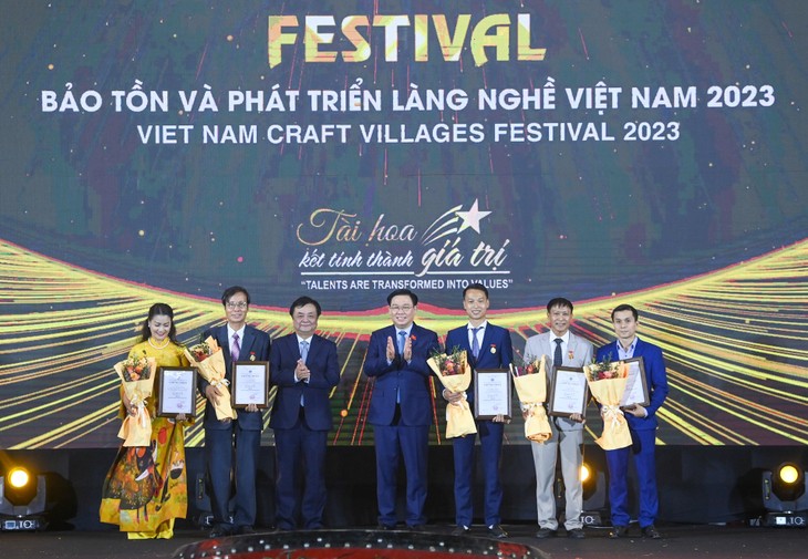 Председатель Национального собрания Выонг Динь Хюэ принял участие в церемонии открытия Фестиваля по сохранению и развитию ремесленных деревень во Вьетнаме 2023 года - ảnh 2