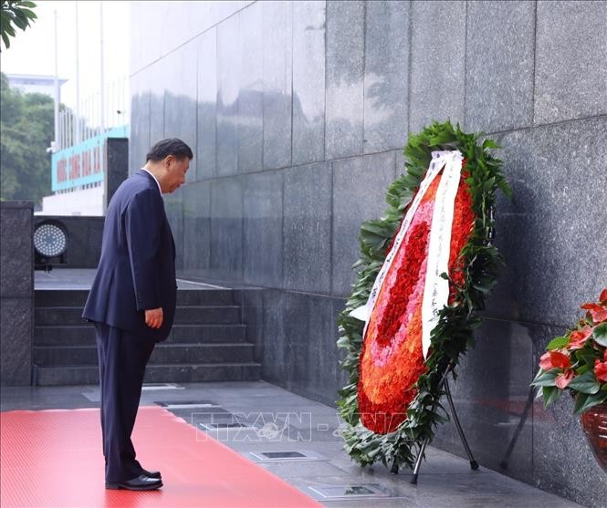 Генеральный секретарь ЦК КПК, председатель КНР Си Цзиньпин посетил мавзолей Хо Ши Мина и возложил к нему венок - ảnh 2