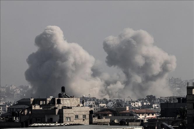 Израиль продолжает массированные авиаудары по Газе  - ảnh 1
