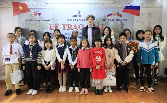 Награждение победителей 7-го международного конкурса детского рисунка «Я рисую Вьетнам – Я рисую Россию»  - ảnh 1