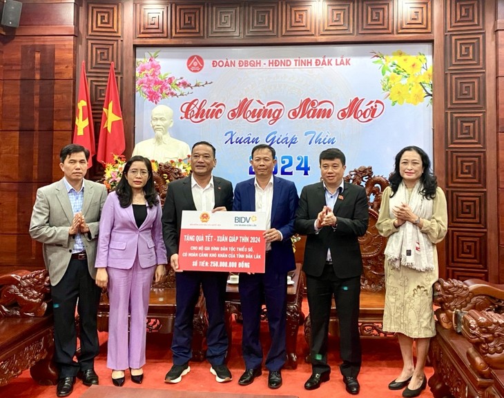 Руководители Партии и Государства Вьетнама поздравили местности с наступающим Тэтом  - ảnh 1