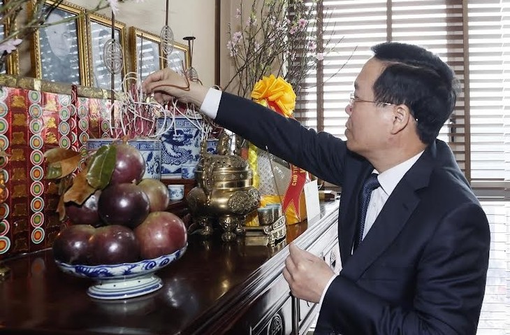 Президент Во Ван Тхыонг воскурил благовония в память о покойных партийных и государственных руководителях, навестил бывших партийных и государственных руководителей - ảnh 1