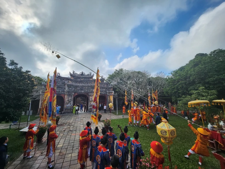 Состоялась церемония убирания шеста Нэу и открытия печати в новом году в Императорском дворце Хюэ - ảnh 1