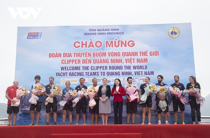 Провинция Куангнин торжественно встретила экипаж кругосветной гонки на парусных судах Clipper - ảnh 1