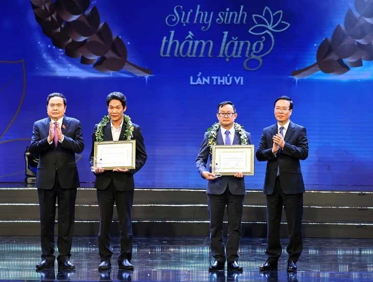 Президент Во Ван Тхыонг принял участие в программе чествования вьетнамских врачей - ảnh 2
