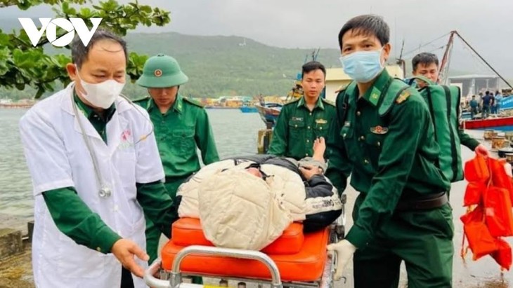 Нинь Конг Кхань - военный врач, проводящий бесплатный медосмотр малоимущих людей - ảnh 2
