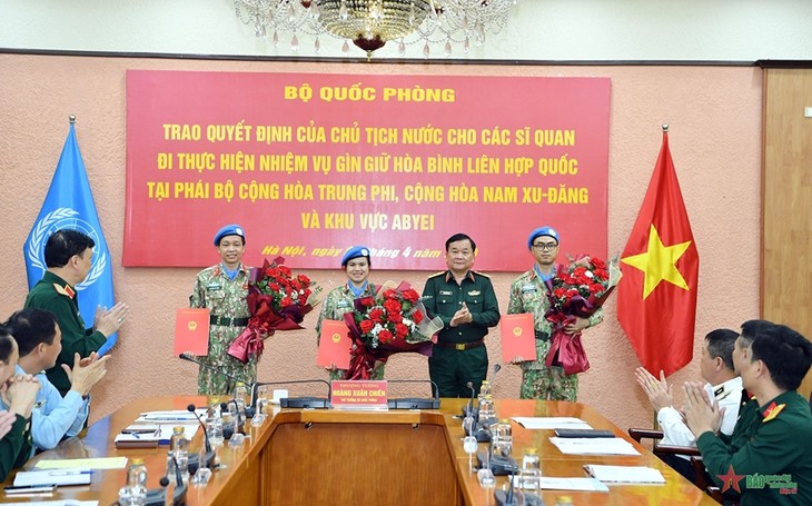 Трем офицерам вручено решение президента Вьетнама об отправке  в миротворческую миссию ООН - ảnh 1