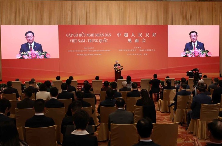 Председатель Национального собрания Выонг Динь Хюэ принял участие в дружественной встрече народов Вьетнама и Китая - ảnh 1