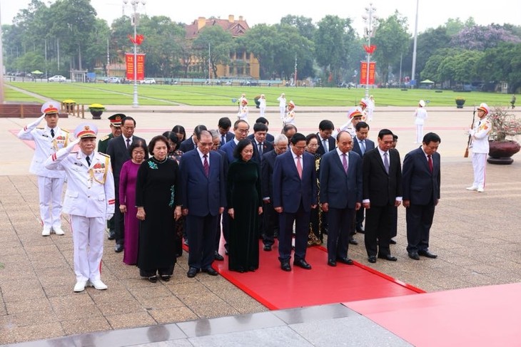 Руководители КПВ и государства возложили венки к мавзолею президента Хо Ши Мина - ảnh 1