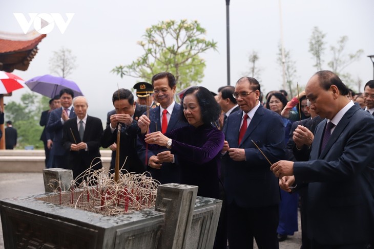 Руководители партии и государства Вьетнама воскурили благовония в память о павших героях на поле боя Дьенбьенфу - ảnh 1
