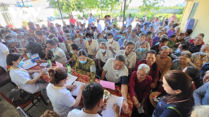 Представительство Радио «Голос Вьетнама» в регионе Дельты реки Меконг провело бесплатный медосмотр и раздачу медикаментов малоимущим жителям провинции Хаузянг  - ảnh 1