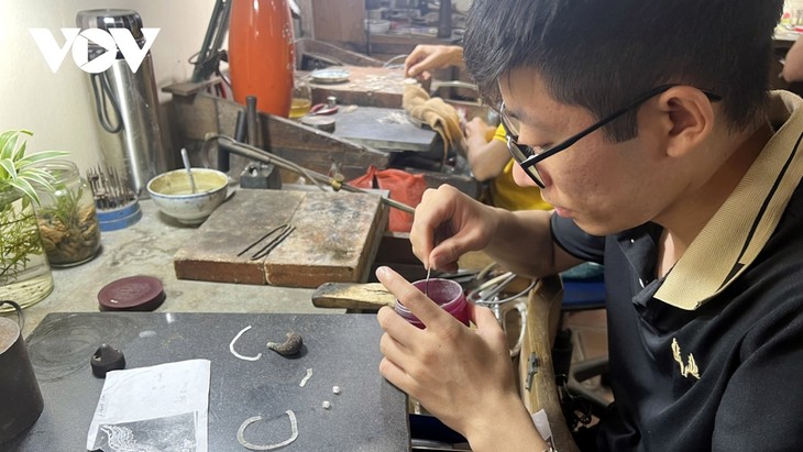 В деревне Диньконг прилагают усилия для сохранения  традиционного ремесла по изготовлению серебряной филиграни - ảnh 1