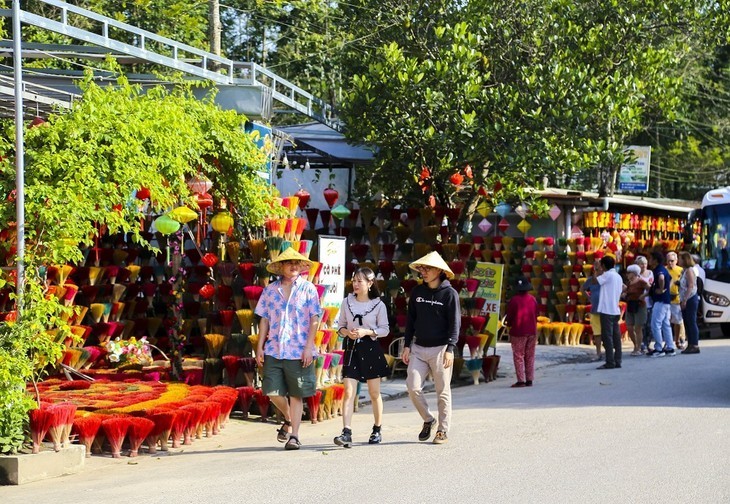 Деревня ароматических палочек Тхуйсуан - популярное место для посещения в Хюэ - ảnh 1