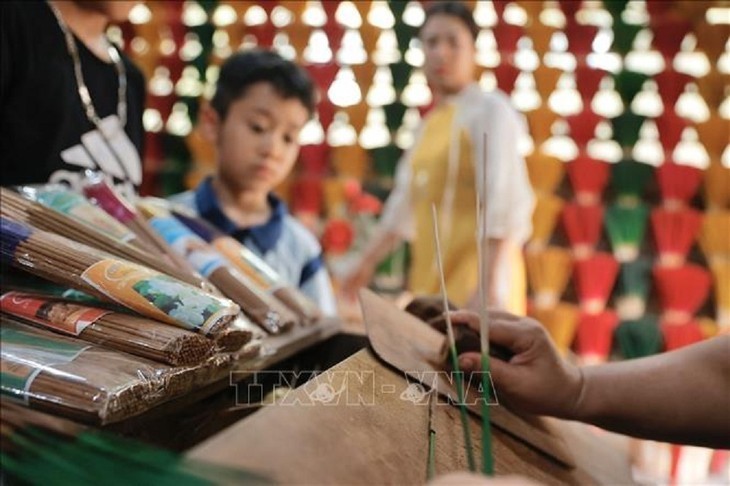 Деревня ароматических палочек Тхуйсуан - популярное место для посещения в Хюэ - ảnh 9