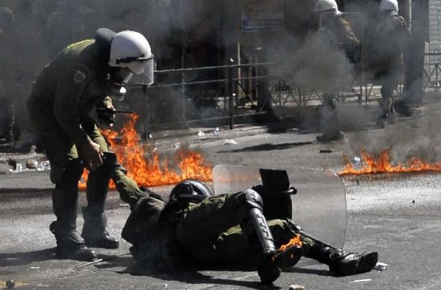 Greek protest turns violent during general strike  - ảnh 1