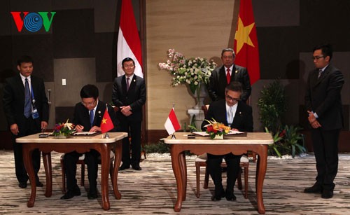President Truong Tan Sang holds bilateral talks at APEC Summit - ảnh 1