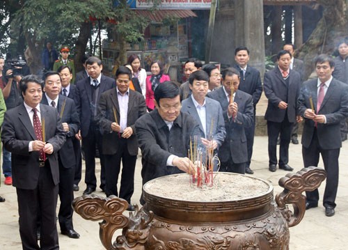 President Truong Tan Sang offers incense to Hung Kings - ảnh 1