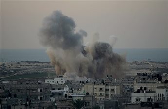 Israel launches airstrikes across Gaza trip  - ảnh 1