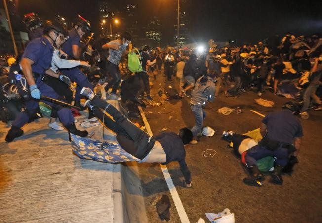 Hong Kong’s Chief Executive calls off protestors  - ảnh 1