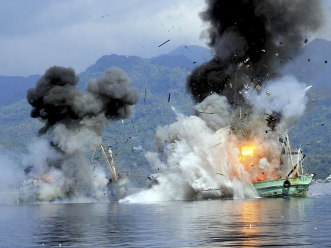 Indonesia to sink some 30 foreign vessels for illegal fishing - ảnh 1