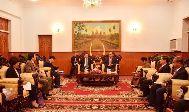 Cambodian leader receives Vietnamese senior Party officials  - ảnh 1