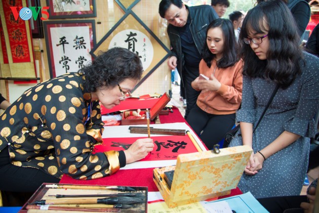 Calligraphy Festival at Hanoi’s Temple of Literature - ảnh 8