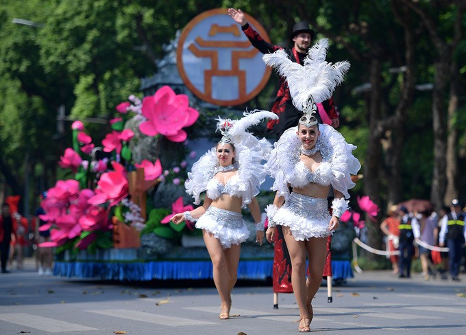 Carnival stirs up pedestrian street in Hanoi - ảnh 3