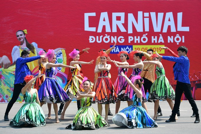 Carnival stirs up pedestrian street in Hanoi - ảnh 6