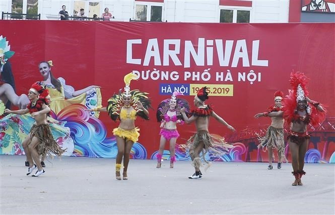 Carnival stirs up pedestrian street in Hanoi - ảnh 9