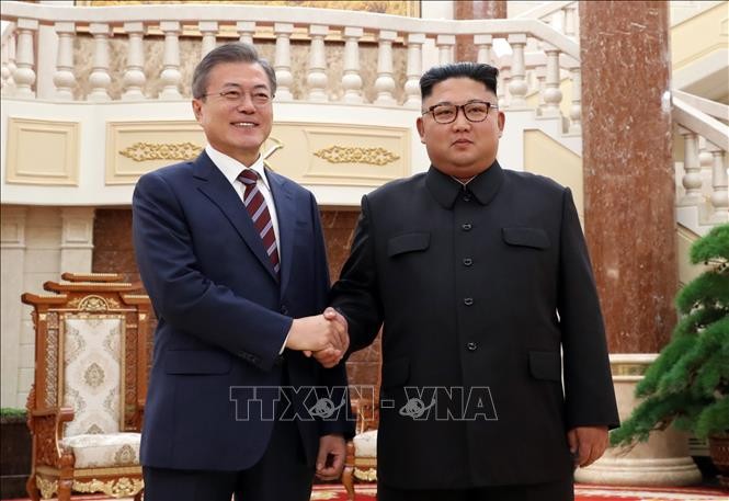 Moon hopes to meet Kim before Trump visits South Korea - ảnh 1