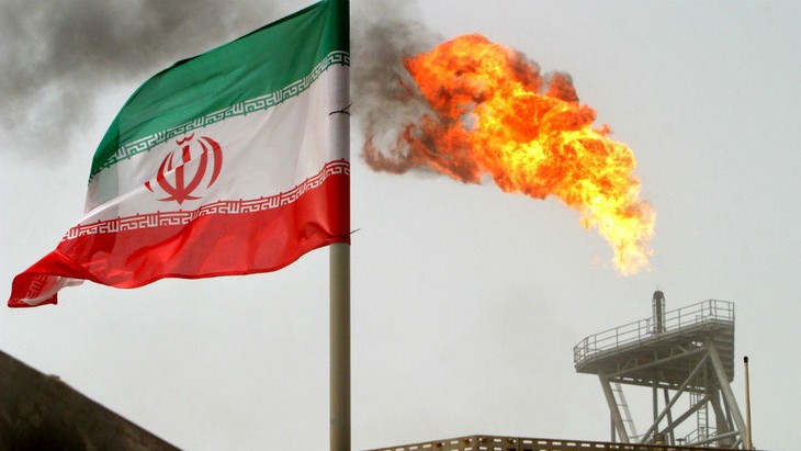 US threatens to sanction whoever purchases Iranian oil - ảnh 1