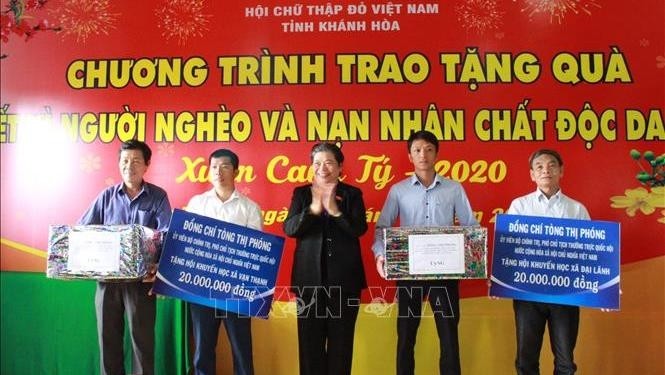 Leaders visit, present gifts in localities - ảnh 1
