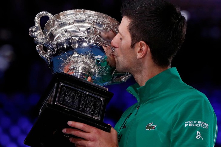 Novak Djokovic wins Australian Open, tightens grand slam race - ảnh 1