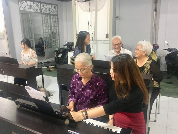 Free piano class for the elderly in Ho Chi Minh City - ảnh 1