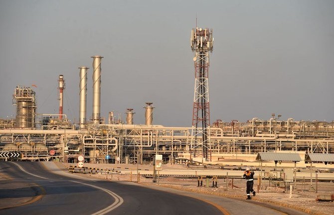 Saudi Arabia, Kuwait cut production to stabilize oil market - ảnh 1