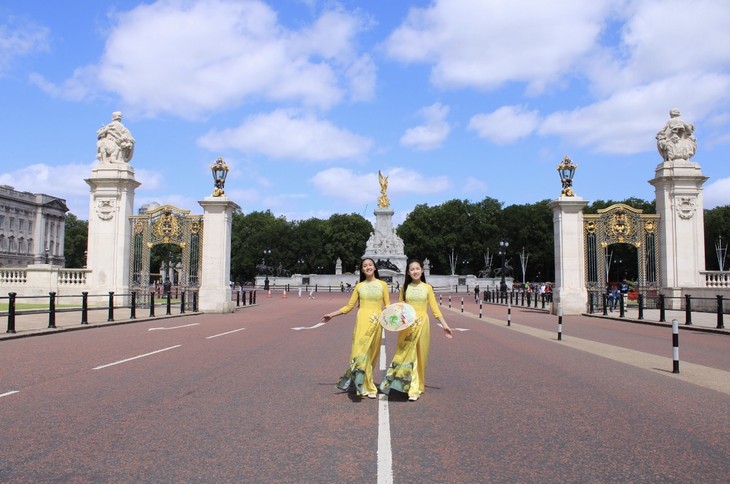 Áo Dài Việt Nam rực rỡ trước cung điện Buckingham, Vương quốc Anh - ảnh 1