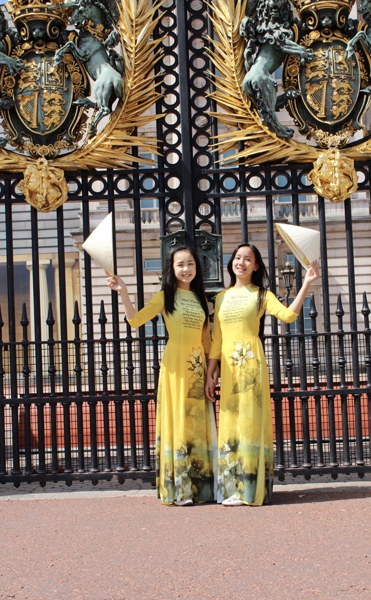 Áo Dài Việt Nam rực rỡ trước cung điện Buckingham, Vương quốc Anh - ảnh 12