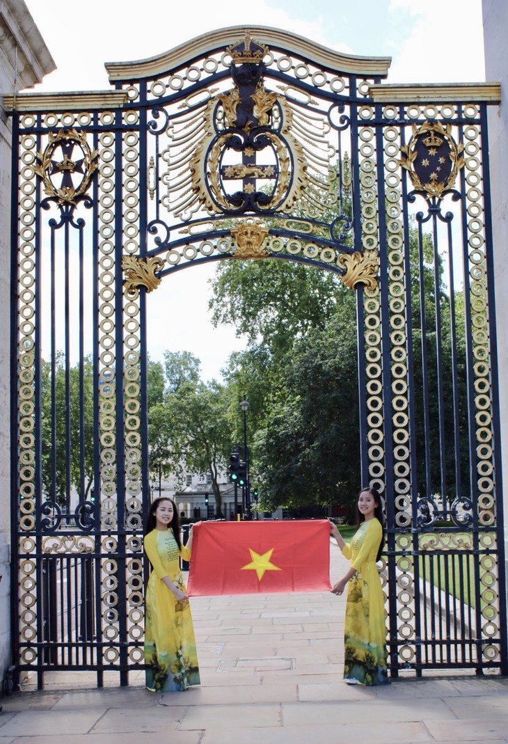 Áo Dài Việt Nam rực rỡ trước cung điện Buckingham, Vương quốc Anh - ảnh 9