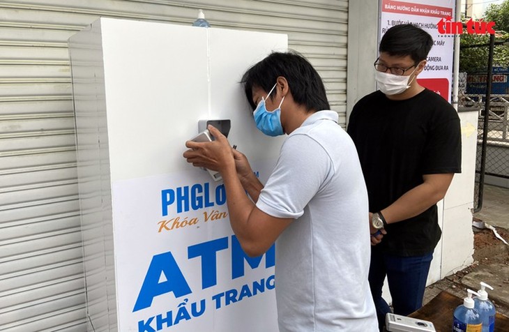 Free “face mask ATM” comes into operation in HCM City - ảnh 1