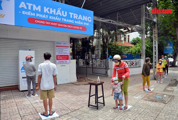 Free “face mask ATM” comes into operation in HCM City - ảnh 2
