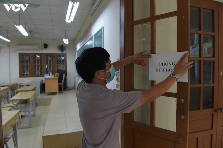 Hanoi disinfects exam sites to mitigate COVID-19 risk - ảnh 10