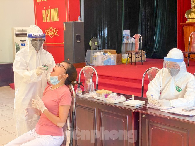 RT-PCR tests show 652 negative COVID-19 results in Hanoi - ảnh 13