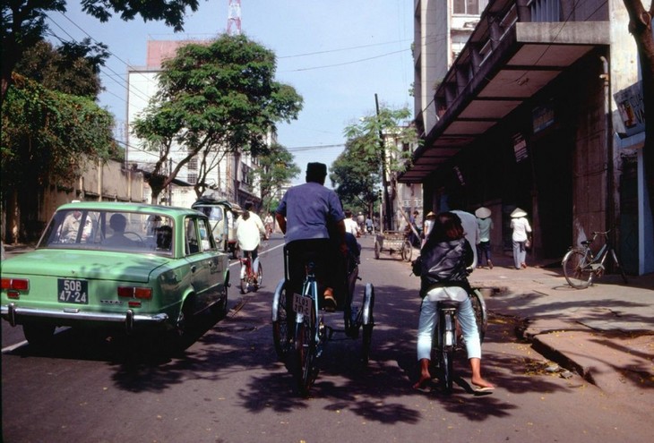 Interesting photos showcase Saigon traffic in 1989 - ảnh 10