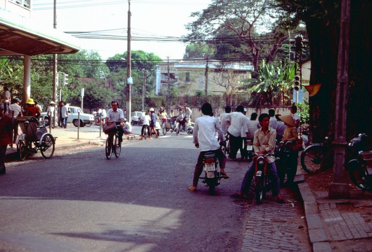Interesting photos showcase Saigon traffic in 1989 - ảnh 12